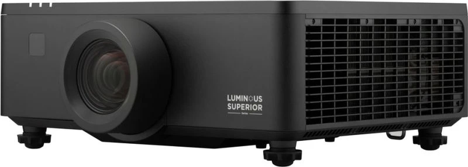 Ein schwarzer Luminous Superior Projektor mit großer Linse steht auf vier Füßen.