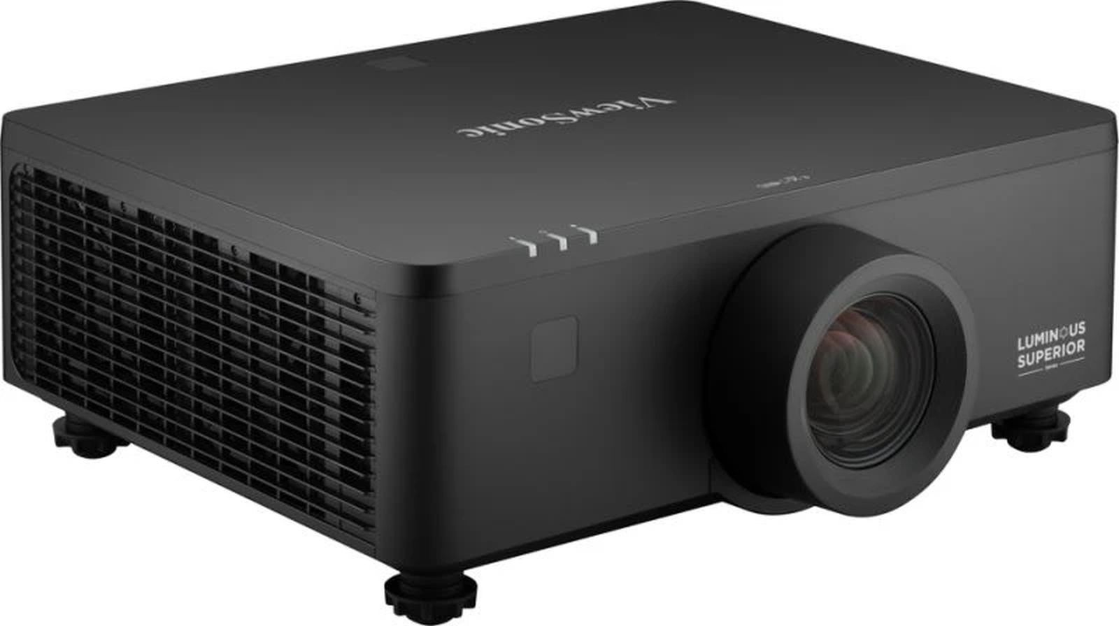Ein schwarzer ViewSonic-Projektor mit großer Frontlinse steht auf kleinen Standfüßen vor weißem Hintergrund.