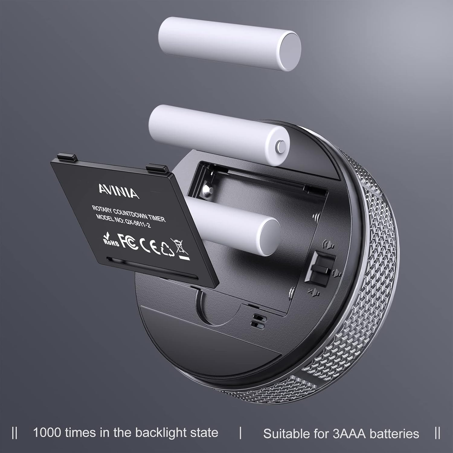 Rotierender Timer mit offenem Batteriefach und drei AAA-Batterien davor auf grauem Hintergrund.