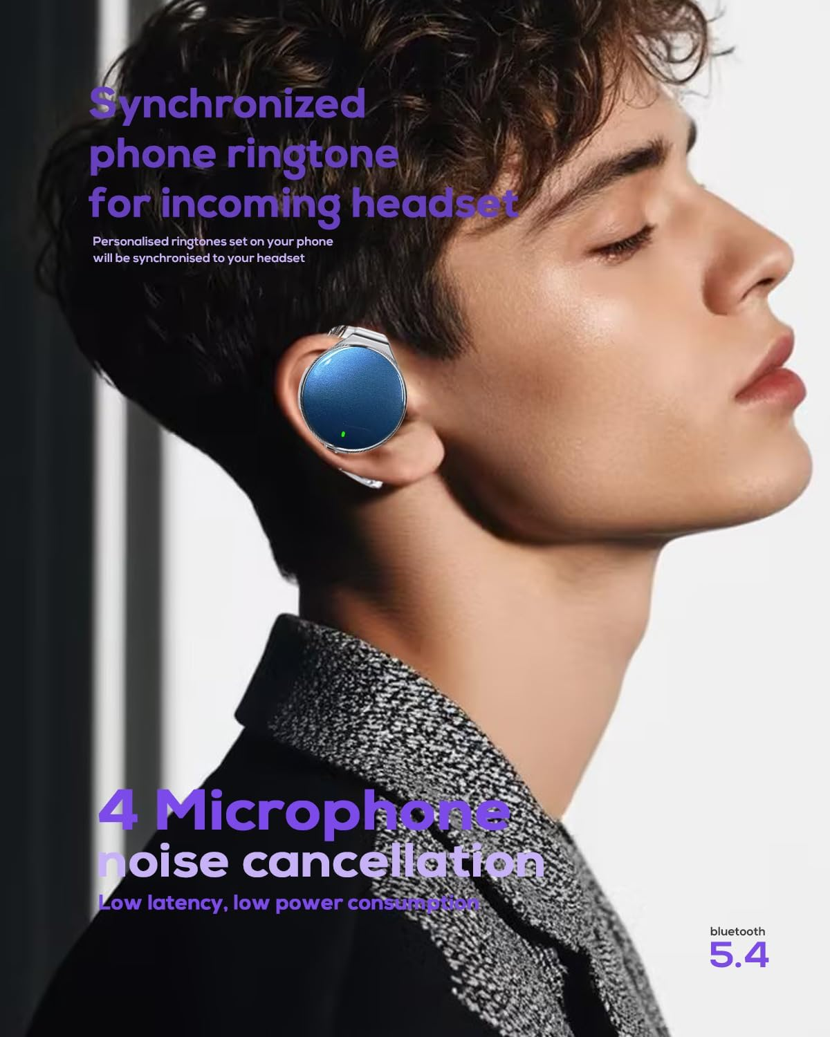 Ein junger Mann trägt ein blaues Ohrstöpsel-Headset. Textüberlagerungen erklären die Produktfunktionen.
