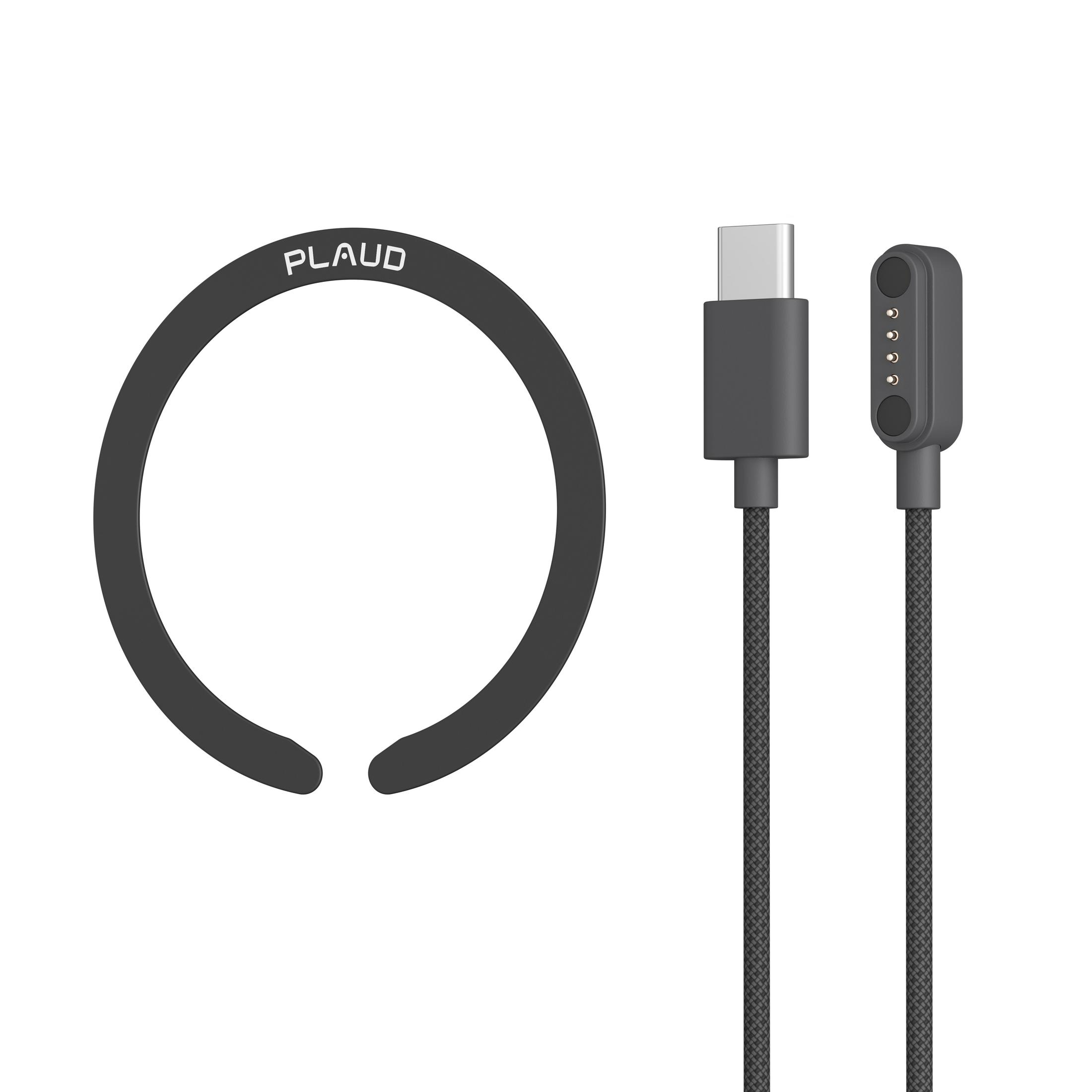 Ein grauer magnetischer Ring mit der Aufschrift PLAUD und ein passendes Ladekabel mit USB-C- und Magnetanschluss.
