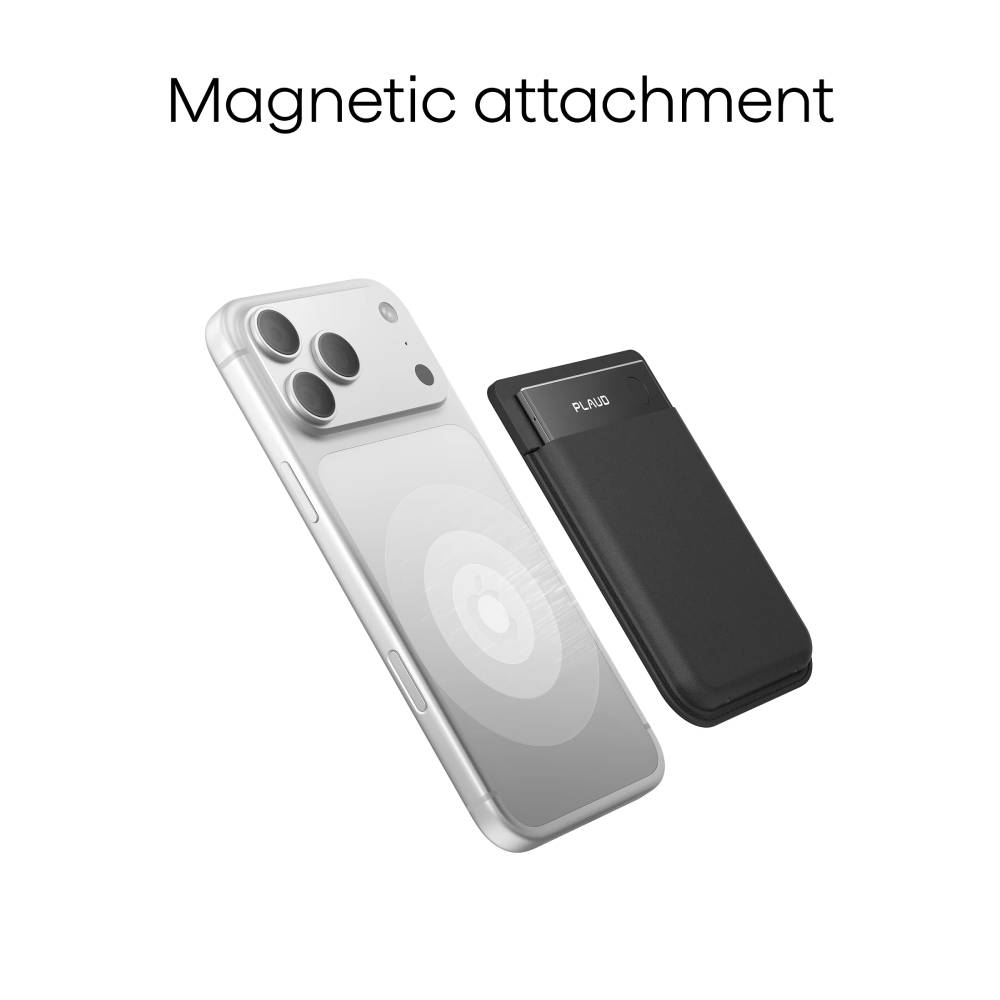 Ein silbernes Smartphone und ein schwarzes, schlankes Zusatzgerät mit dem Text Magnetic attachment oben.