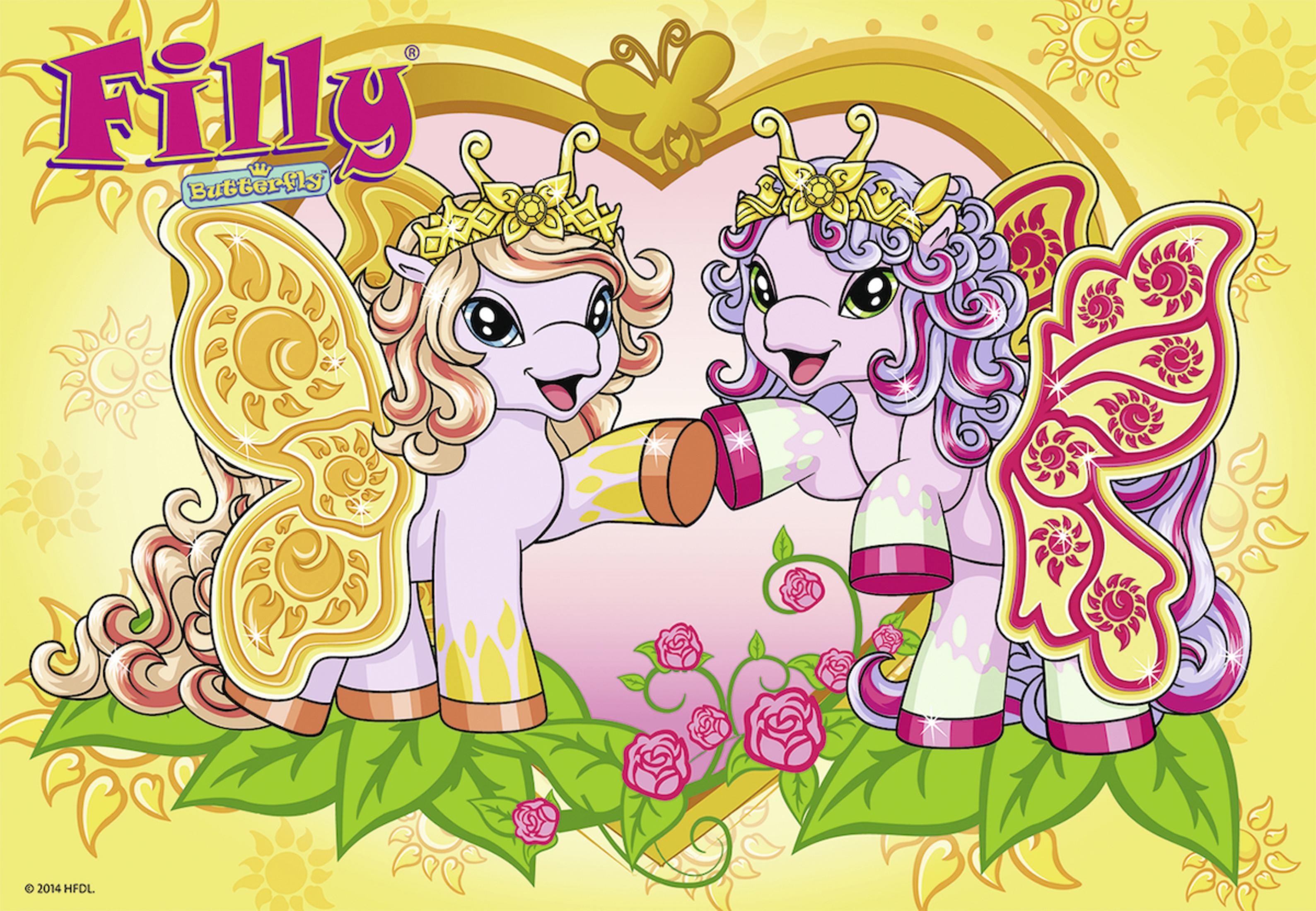Zwei süße Filly Butterfly Ponys mit Kronen und bunten Flügeln stehen zwischen grünen Blättern und rosa Rosen.