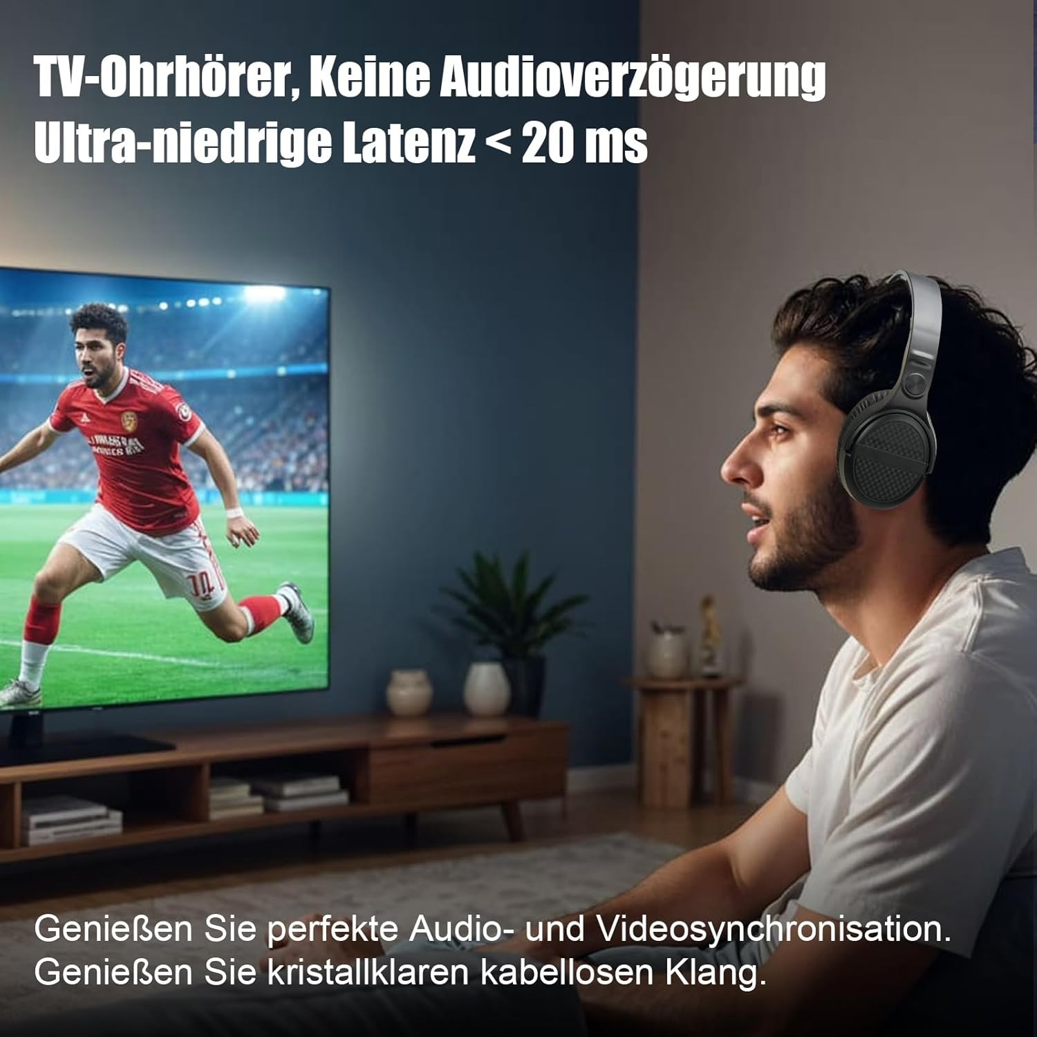Ein Mann sitzt mit Kopfhörern vor einem Fernseher, auf dem ein Fußballspieler zu sehen ist, umgeben von Text.