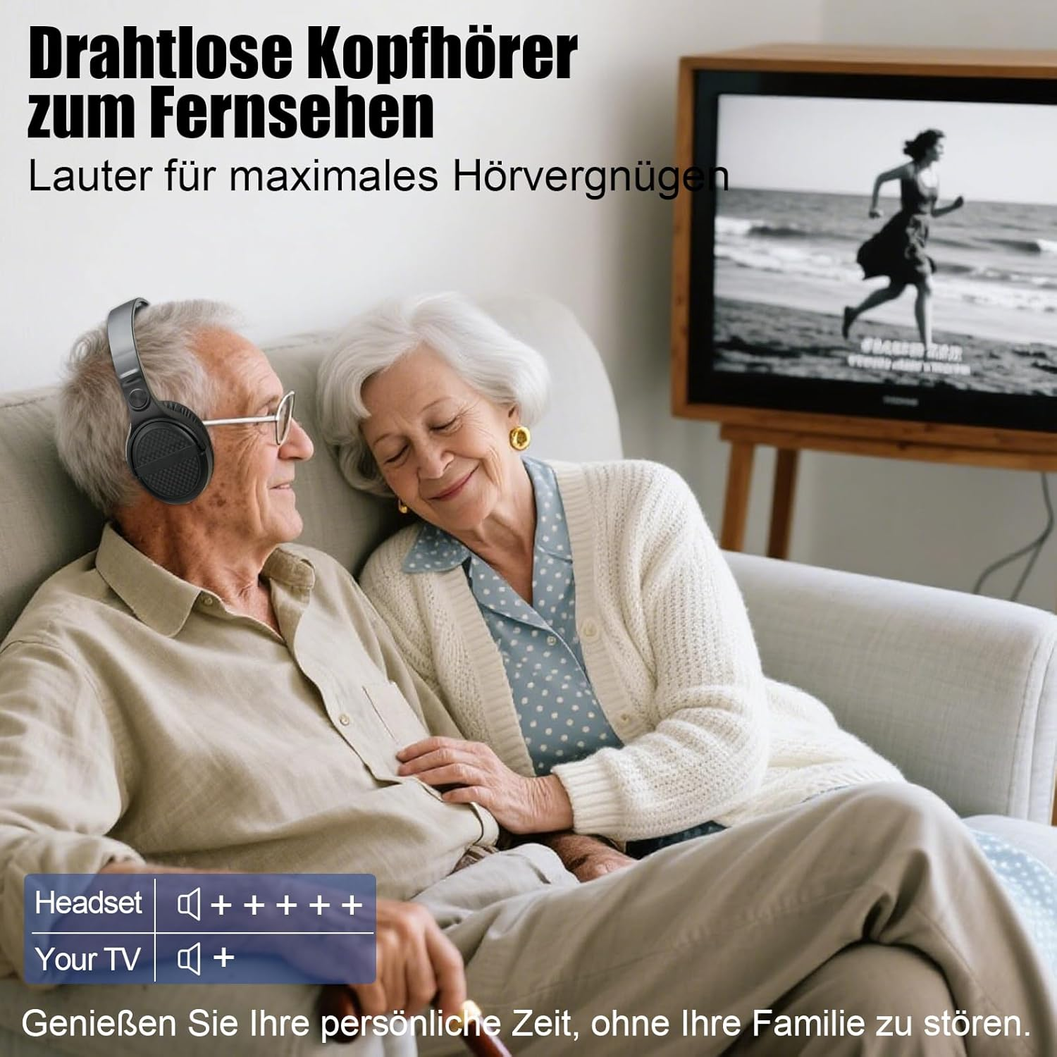 Älteres Paar auf Sofa; Mann trägt drahtlose Kopfhörer, schaut Fernsehen.