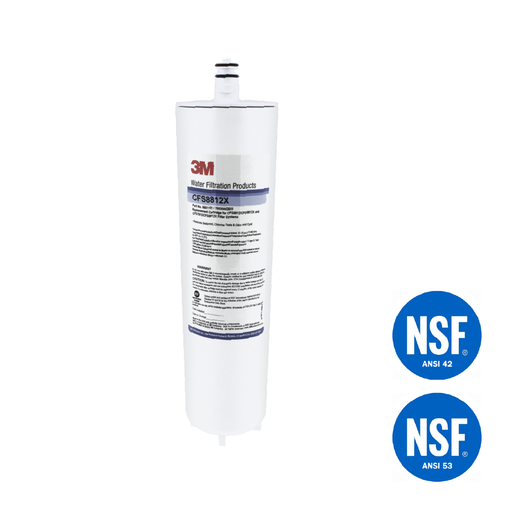 3M Wasserfilterkartusche CFS8812X mit weißem Gehäuse und zwei blauen NSF-Zertifizierungssiegeln daneben.