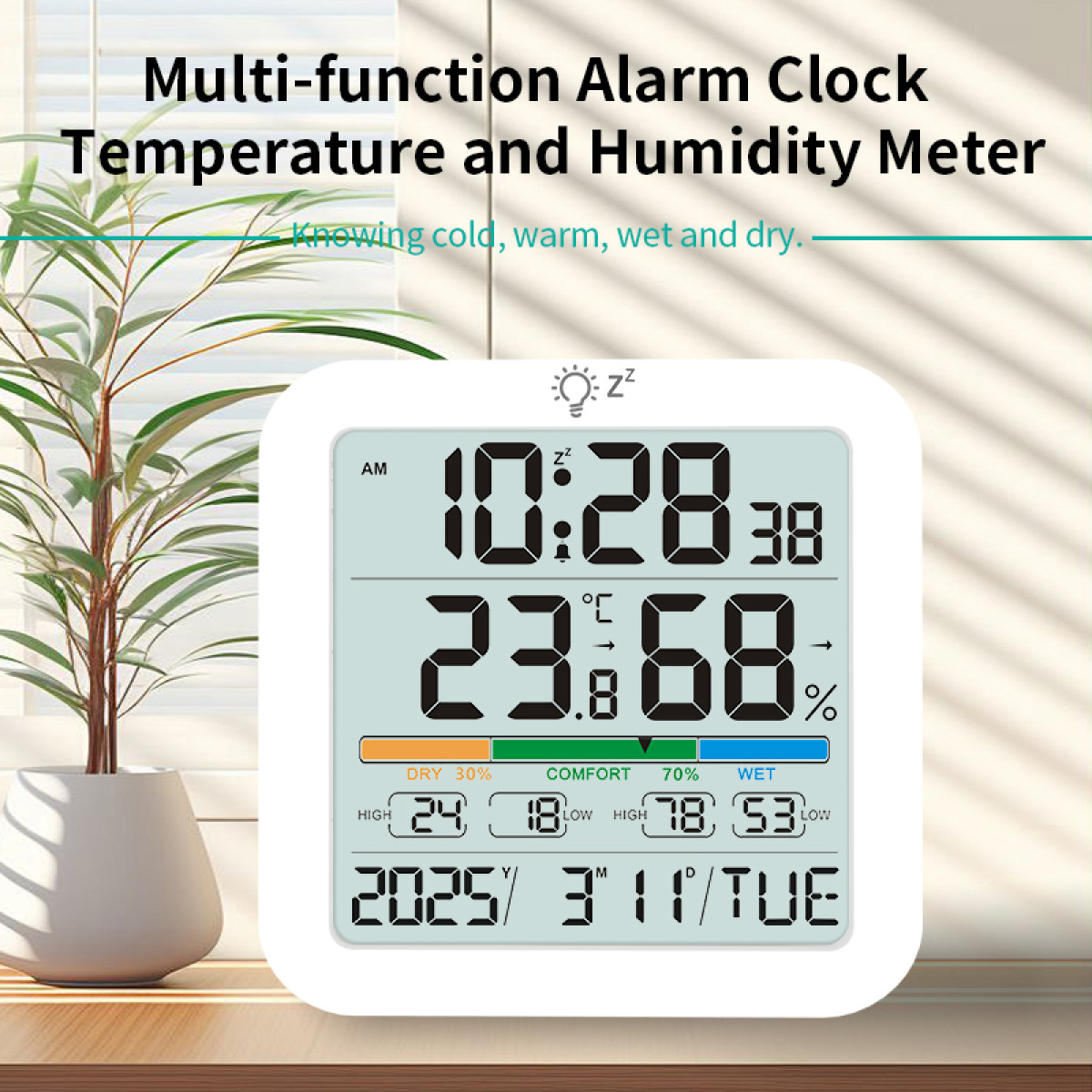 Ein weißer digitaler Wecker mit Temperatur- und Feuchtigkeitsanzeige steht auf einem Holztisch.