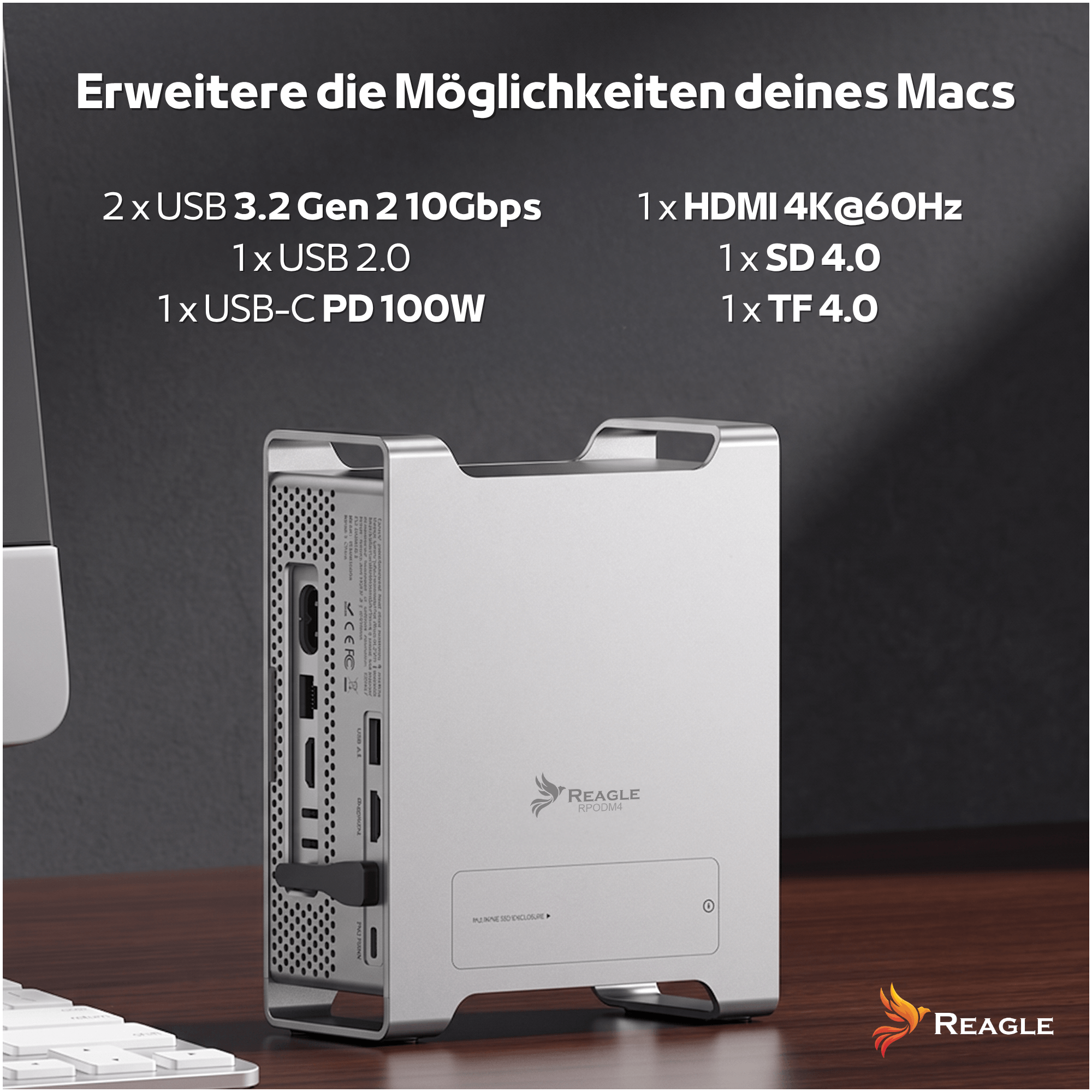 Silberner Reagle Mac-Hub mit verschiedenen Anschlüssen auf einem Holztisch.