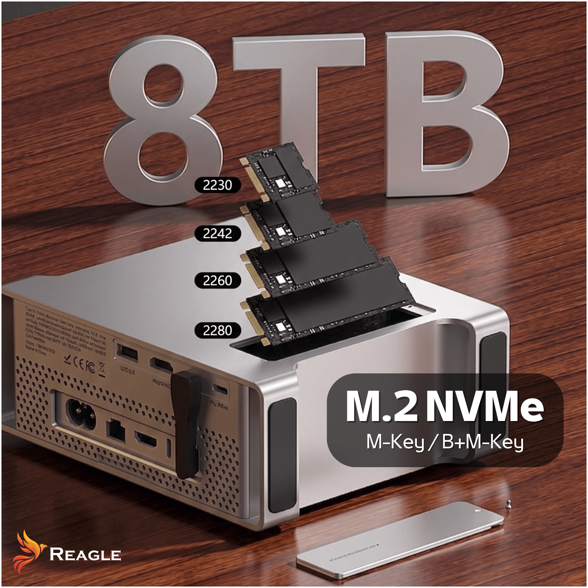 Ein 8TB M.2 NVMe SSD-Gehäuse mit vier verschieden großen Karten auf Holz.