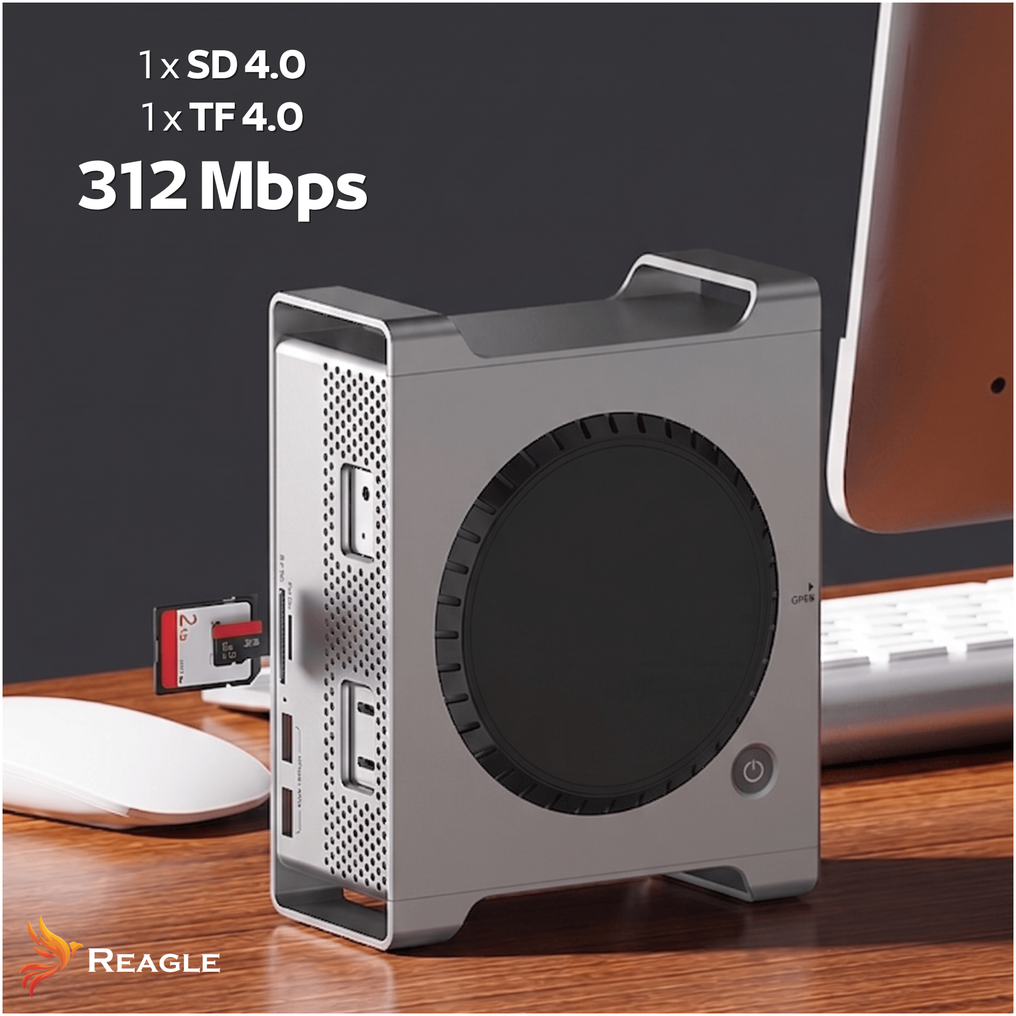 Silberner Mac Pro-Hub auf Holztisch mit SD-Karte, neben Maus und Tastatur.