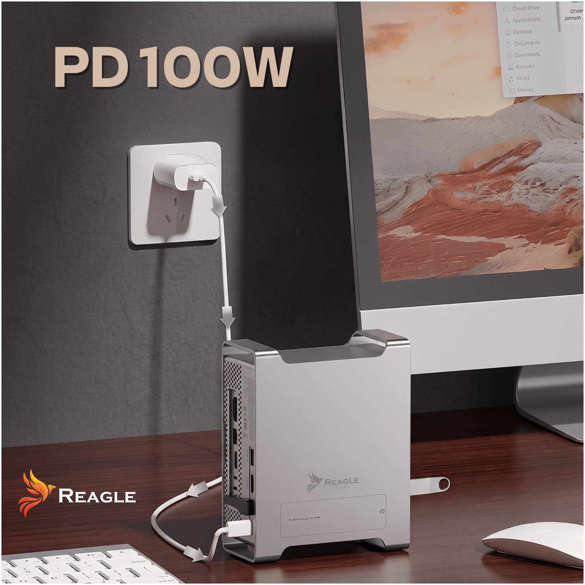 Silberner Reagle USB-C-Hub auf Holztisch, verbunden mit Steckdose und Computer.