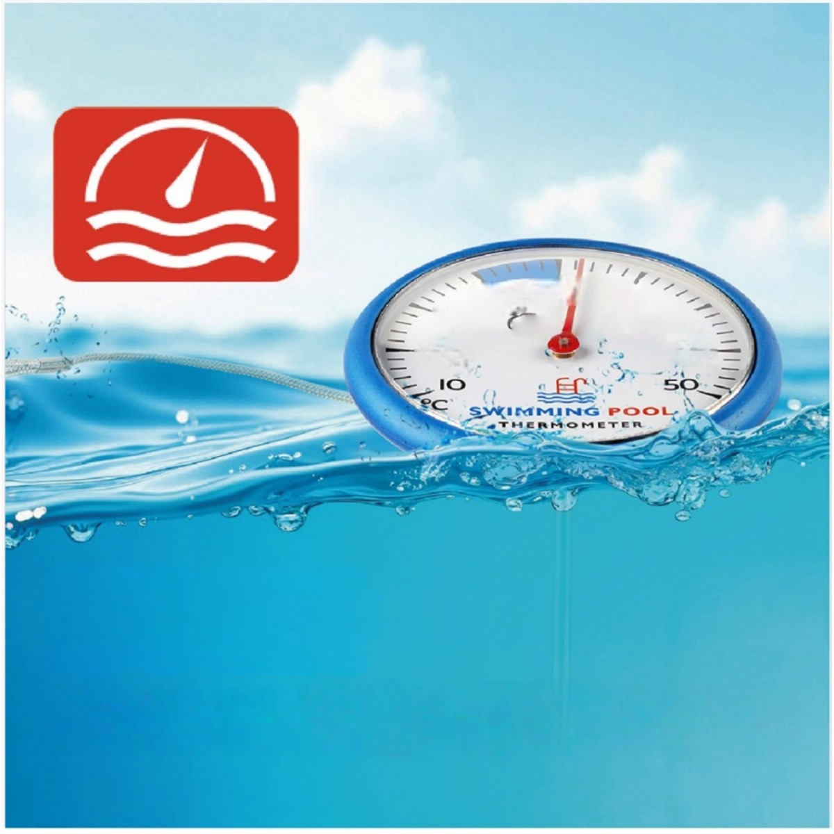 Ein blauer Poolthermometer schwimmt im klaren Wasser vor einem blauen Himmel.