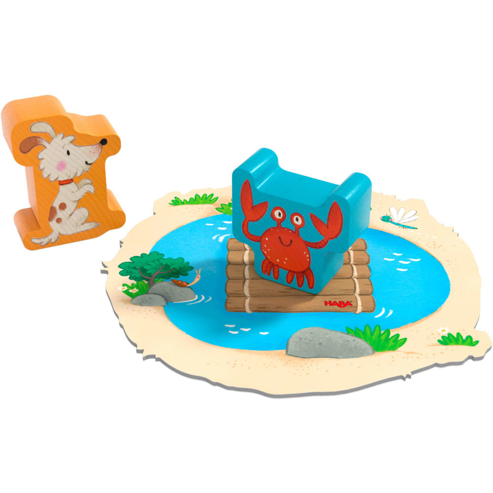Ein Holzspielzeug mit einer Krabbe auf einem Floß in einem blauen See, daneben eine Hundefigur.