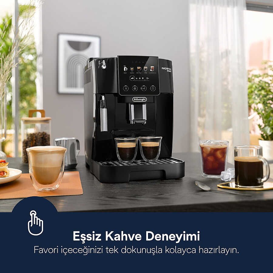 Masada kahve bardakları, buz küpleri ve reklam yazısı bulunan siyah DeLonghi kahve makinesi.