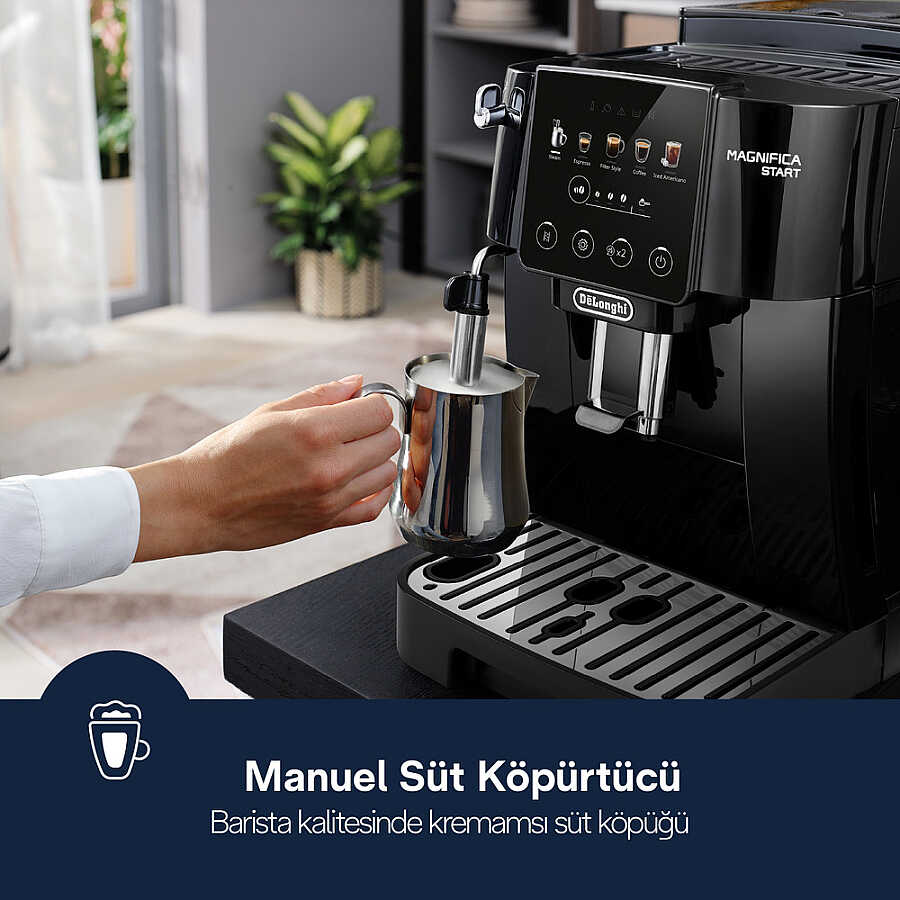 Bir el, siyah DeLonghi Magnifica Start kahve makinesinin buhar çubuğunun altında bir süt sürahisi tutuyor.