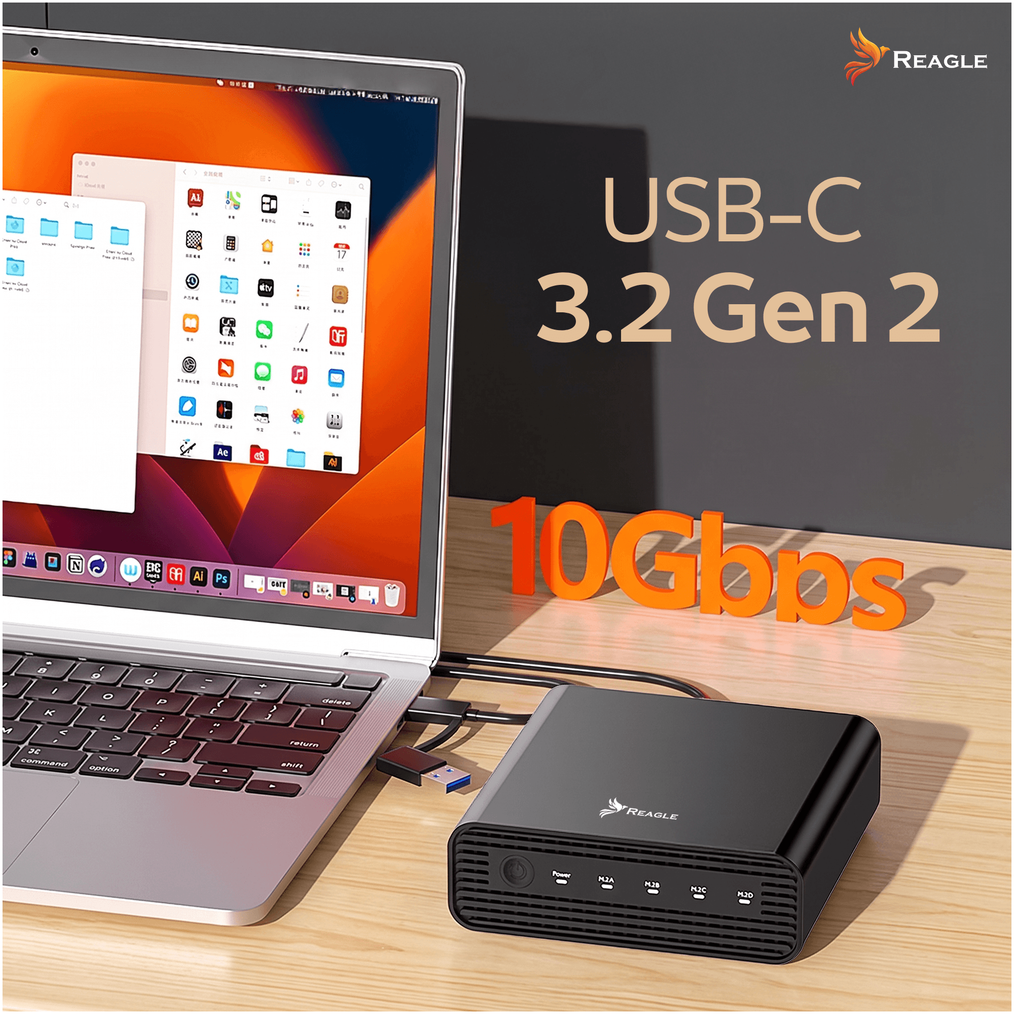 Ein Laptop verbunden mit einer schwarzen Reagle USB-C Dockingstation auf einem Holztisch mit Text.