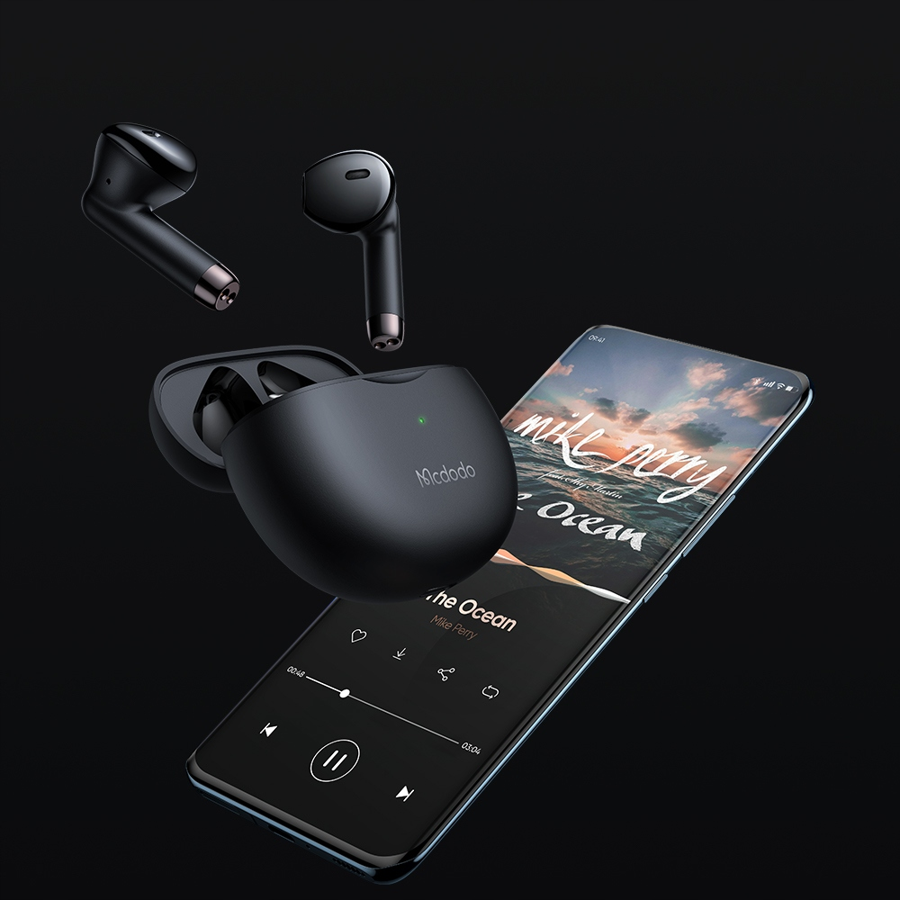 Auricolari wireless neri Mcdodo, custodia di ricarica e smartphone con app musicale su sfondo nero.