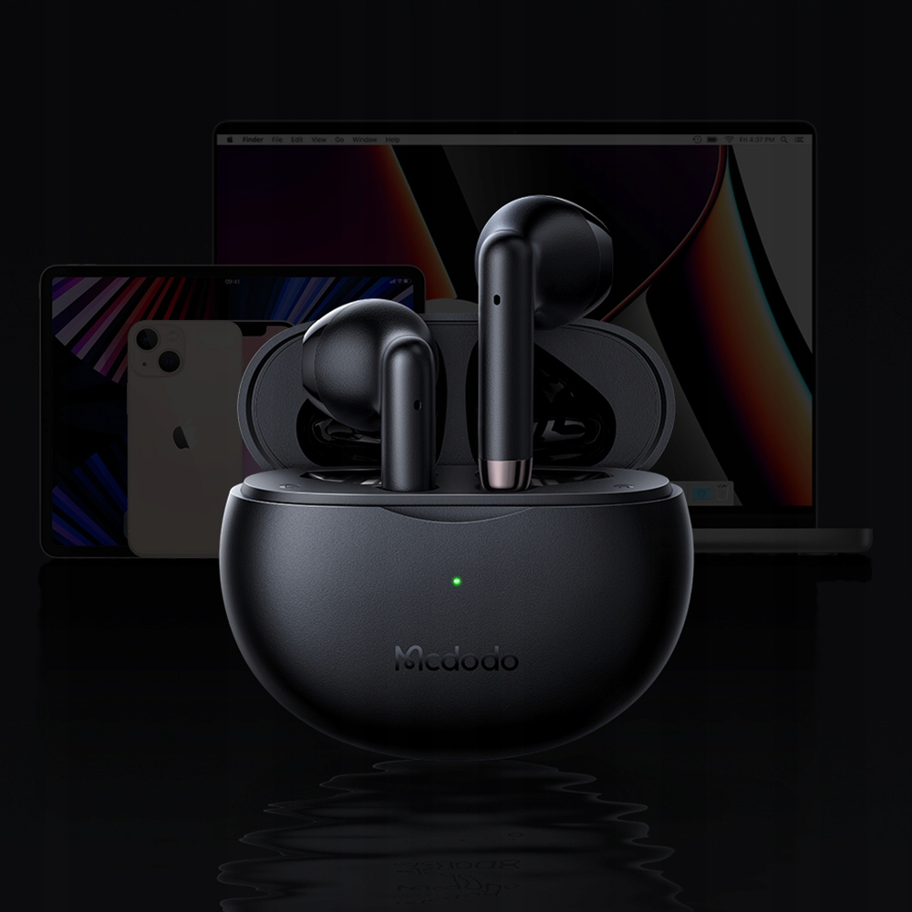 Auricolari wireless Mcdodo neri in custodia di ricarica, con tablet e laptop sullo sfondo.