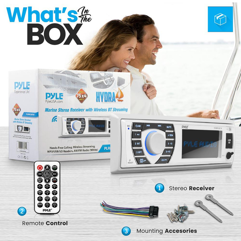 Ein weißer Schiffs-Stereoempfänger, Fernbedienung, Kabel und Montagematerial vor einer Box und einem Paar auf einem Boot.