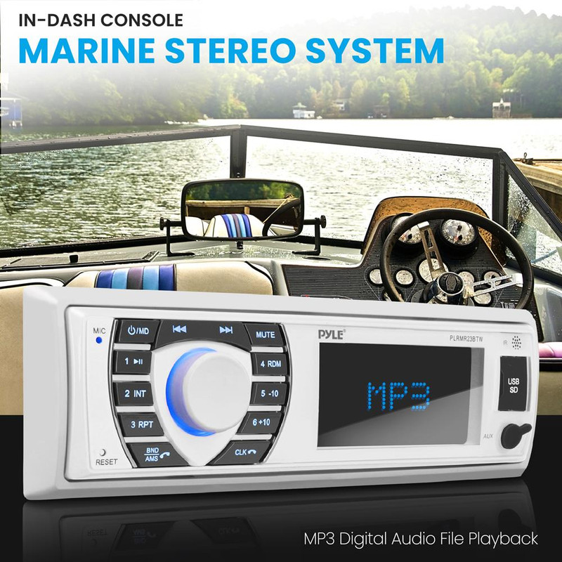 Ein weißes Marinestereo-System im Vordergrund mit einem Bootsinneren und einem See im Hintergrund.