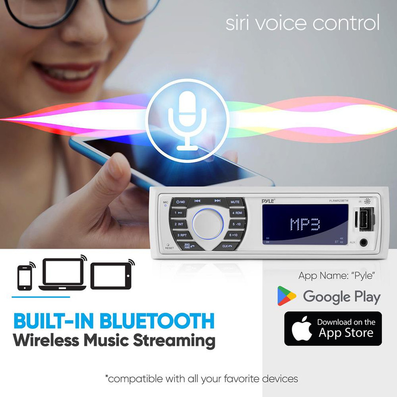 Eine Frau hält ein Smartphone mit Siri-Sprachsteuerung und einem Auto-Radio-Receiver mit Bluetooth.