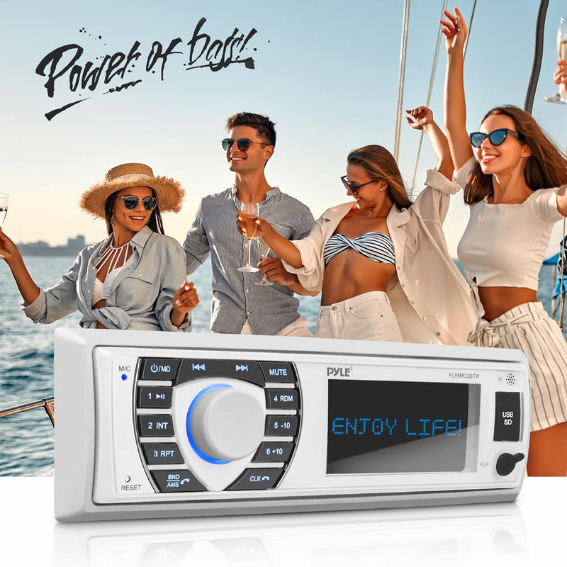 Ein weißes Autoradio im Vordergrund, im Hintergrund vier glückliche Menschen auf einem Boot auf dem Meer.