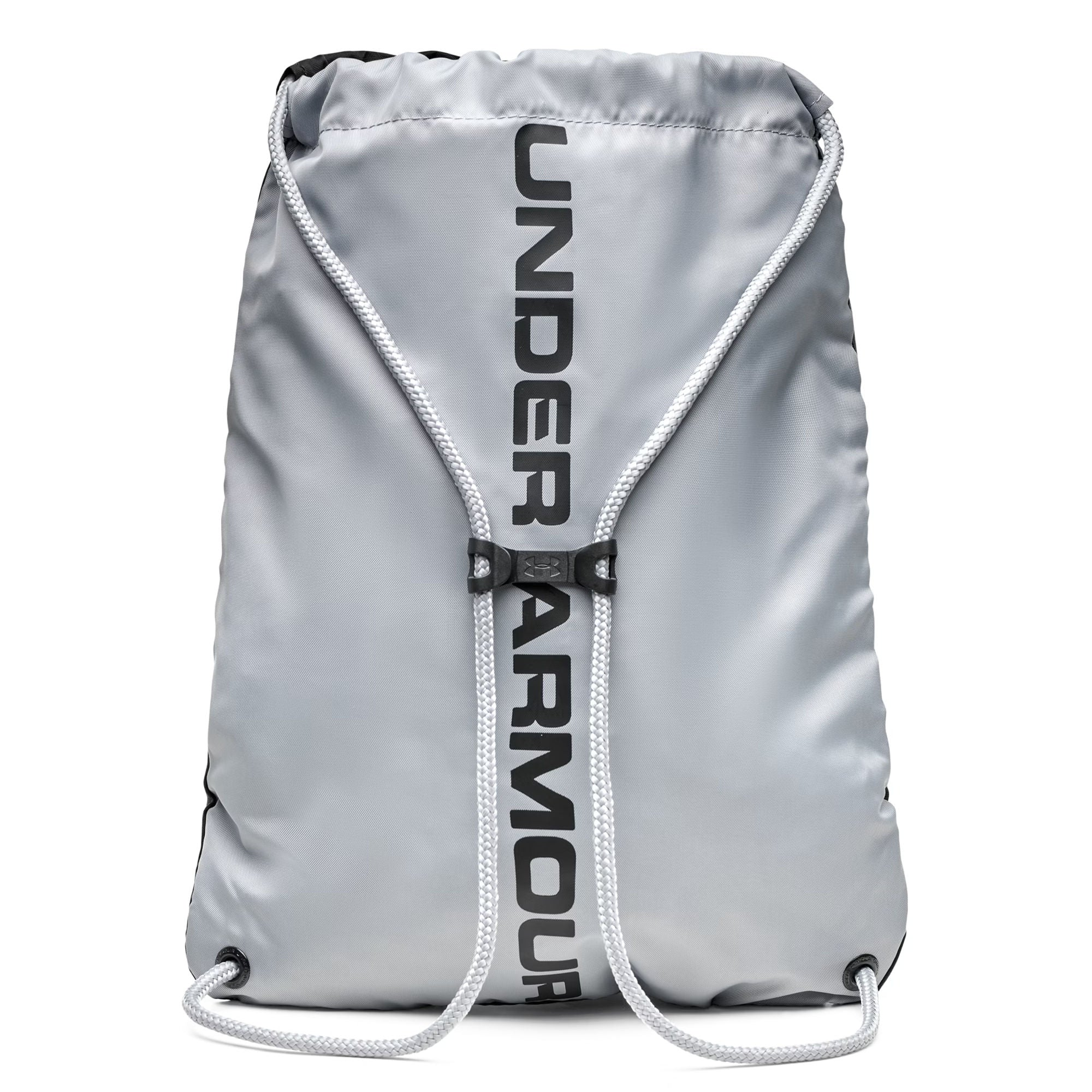 Grauer Under Armour Turnbeutel mit großen schwarzen Buchstaben und weißen Kordeln.
