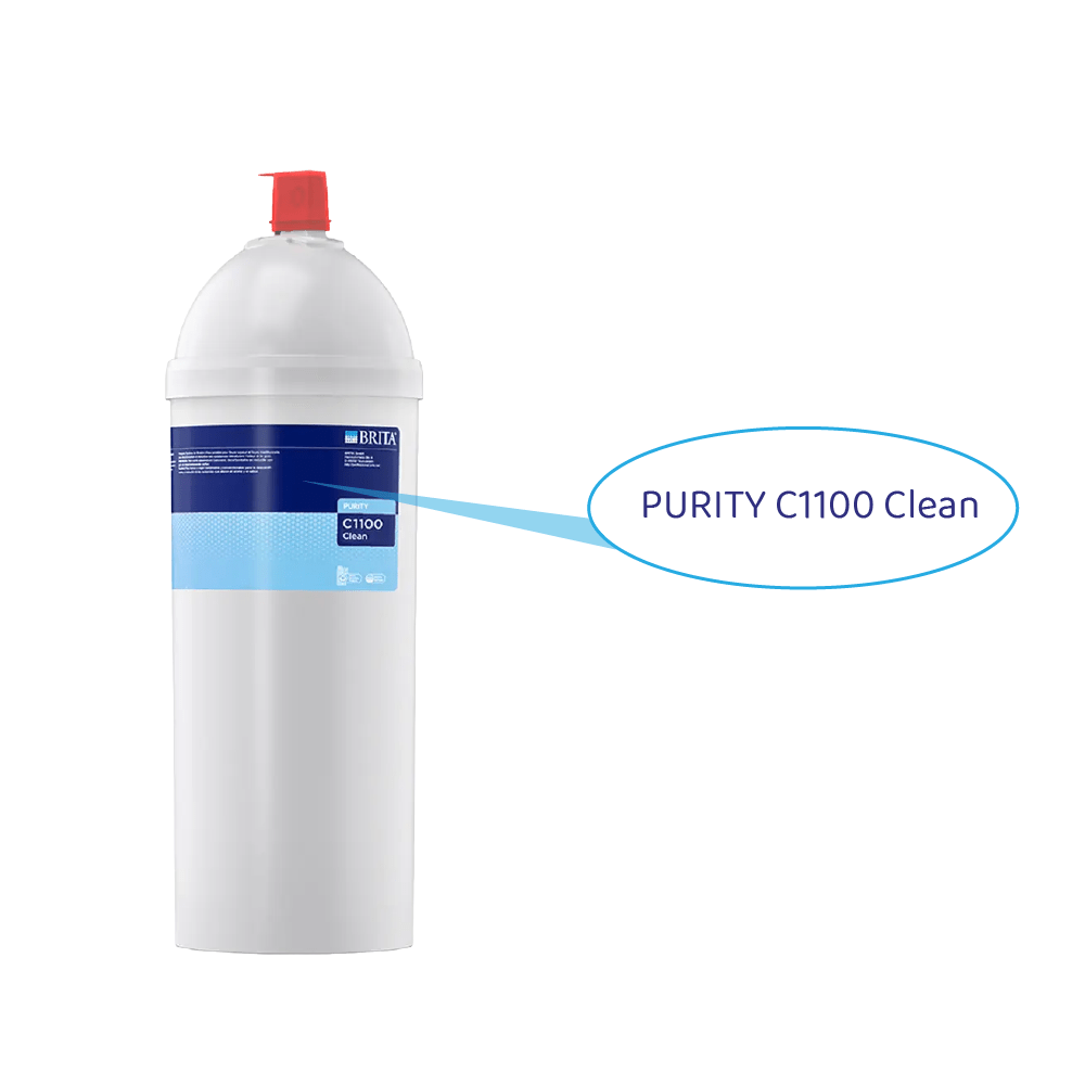 Eine weiße Brita-Wasserfilterkartusche mit blauem Etikett PURITY C1100 Clean und roter Kappe vor weißem Hintergrund.