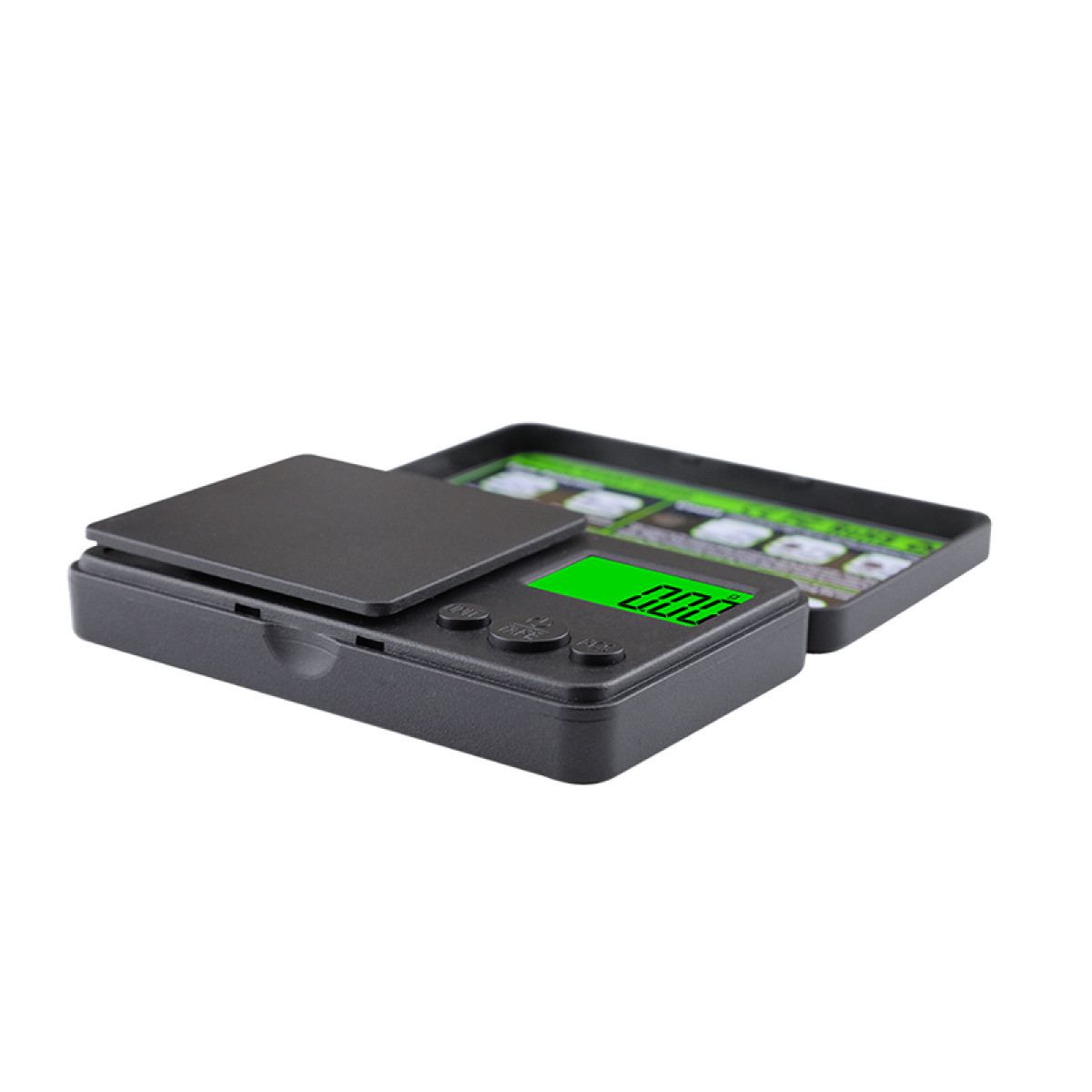Eine kleine schwarze digitale Küchenwaage mit grünem Display und geöffnetem Deckel auf weißem Hintergrund.