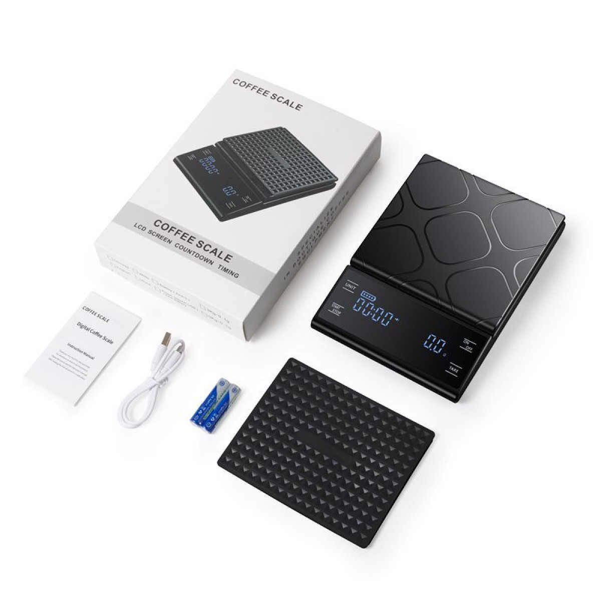 Eine schwarze digitale Kaffeewaage mit Silikonmatte, Anleitung, USB-Kabel, Batterien und Verpackung.