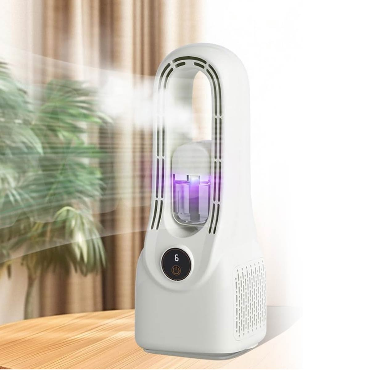 Ein weißer, moderner Turmventilator mit Wasserdampf und Display steht auf einem Holztisch vor verschwommenem Hintergrund.