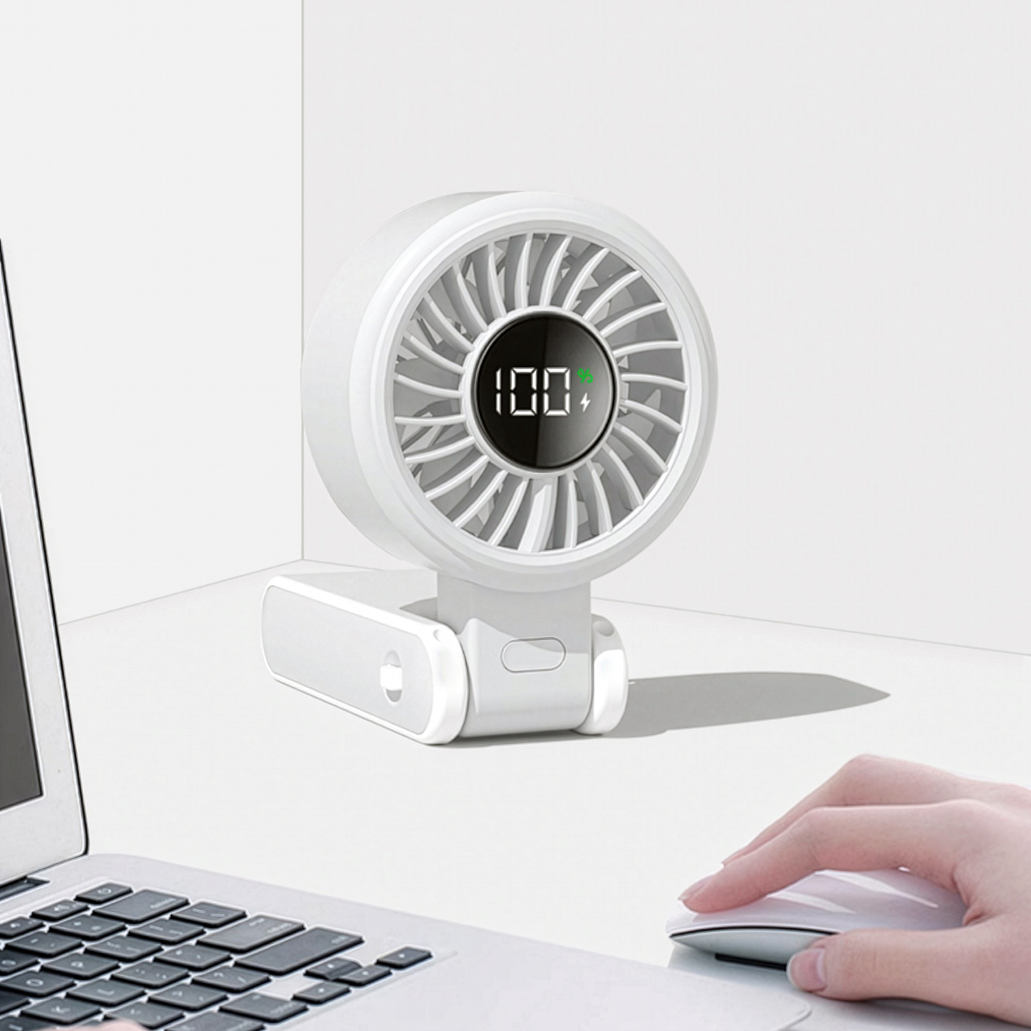 Un pequeño ventilador de escritorio blanco con pantalla digital que muestra 100%.