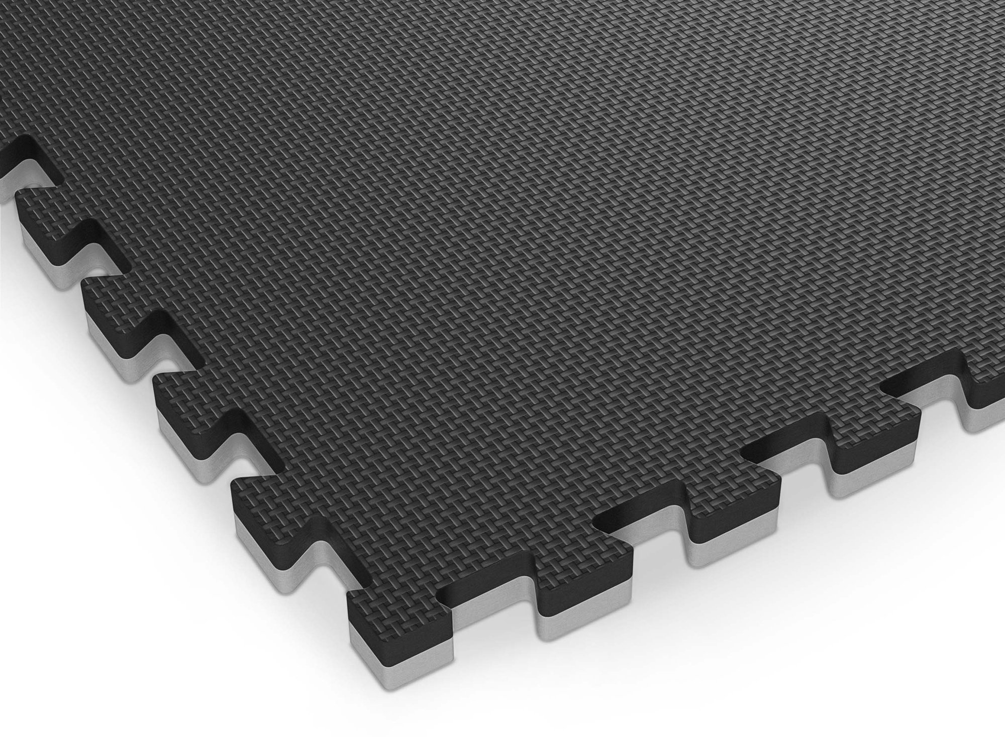 Schwarze Schaumstoff-Puzzlematte mit strukturierter Oberfläche auf weißem Hintergrund.