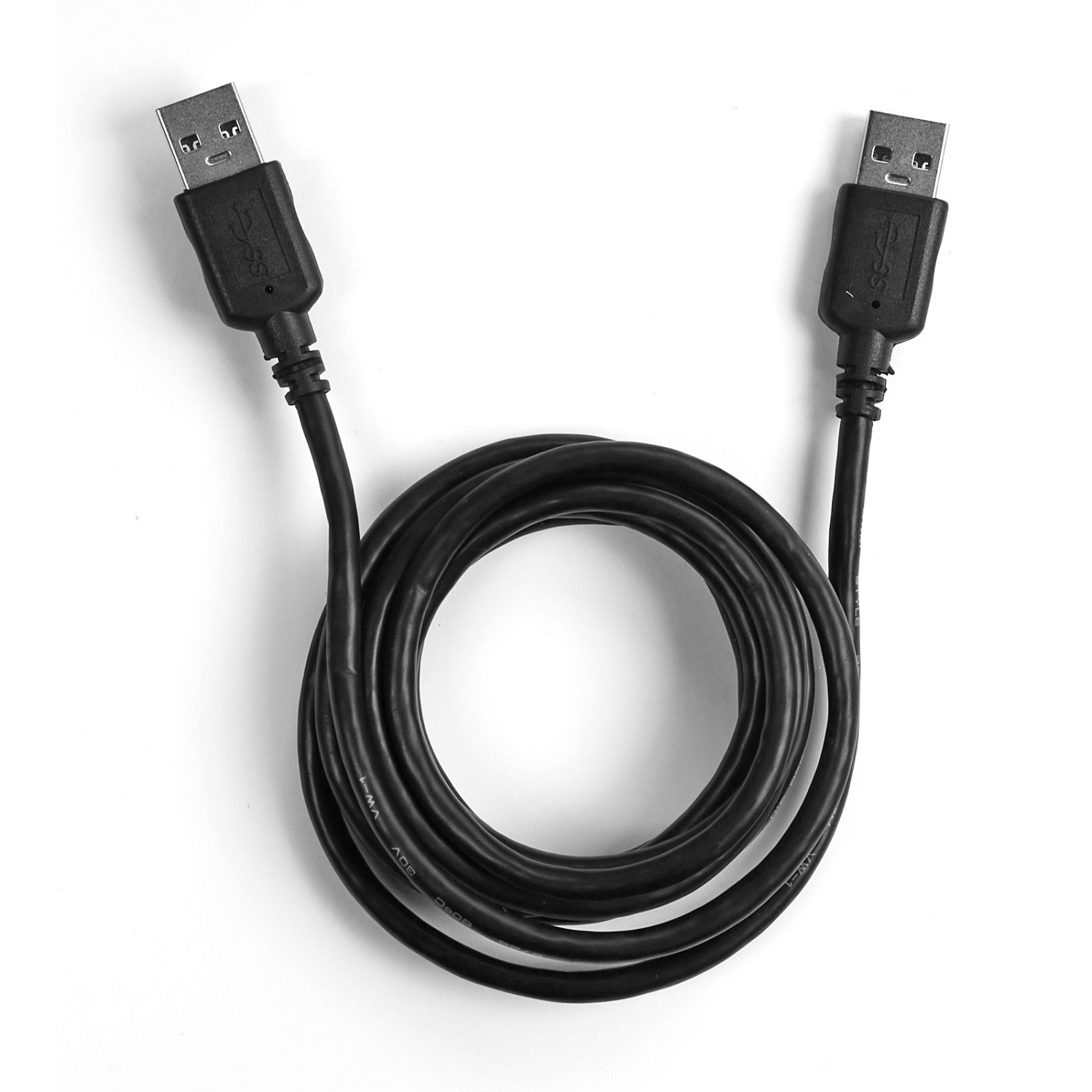 Un cable USB negro enrollado con conectores en ambos extremos sobre fondo blanco.