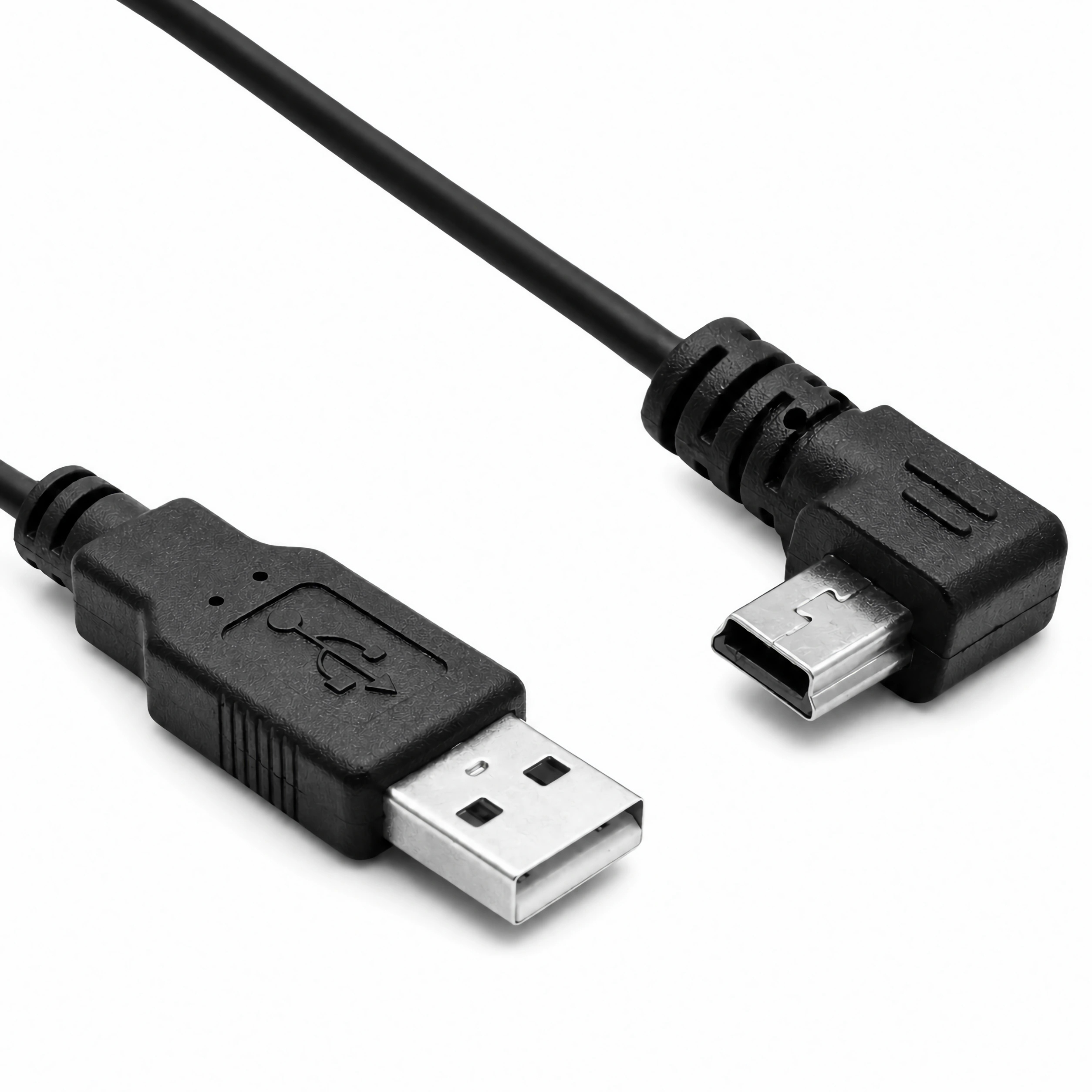 Ein schwarzes USB-A auf Mini-USB Kabel mit Steckern auf weißem Hintergrund.
