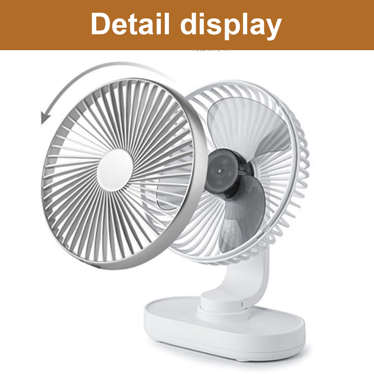 Ein weißer Schreibtischventilator mit einem abnehmbaren vorderen Gitter und rotierenden grauen Flügeln.