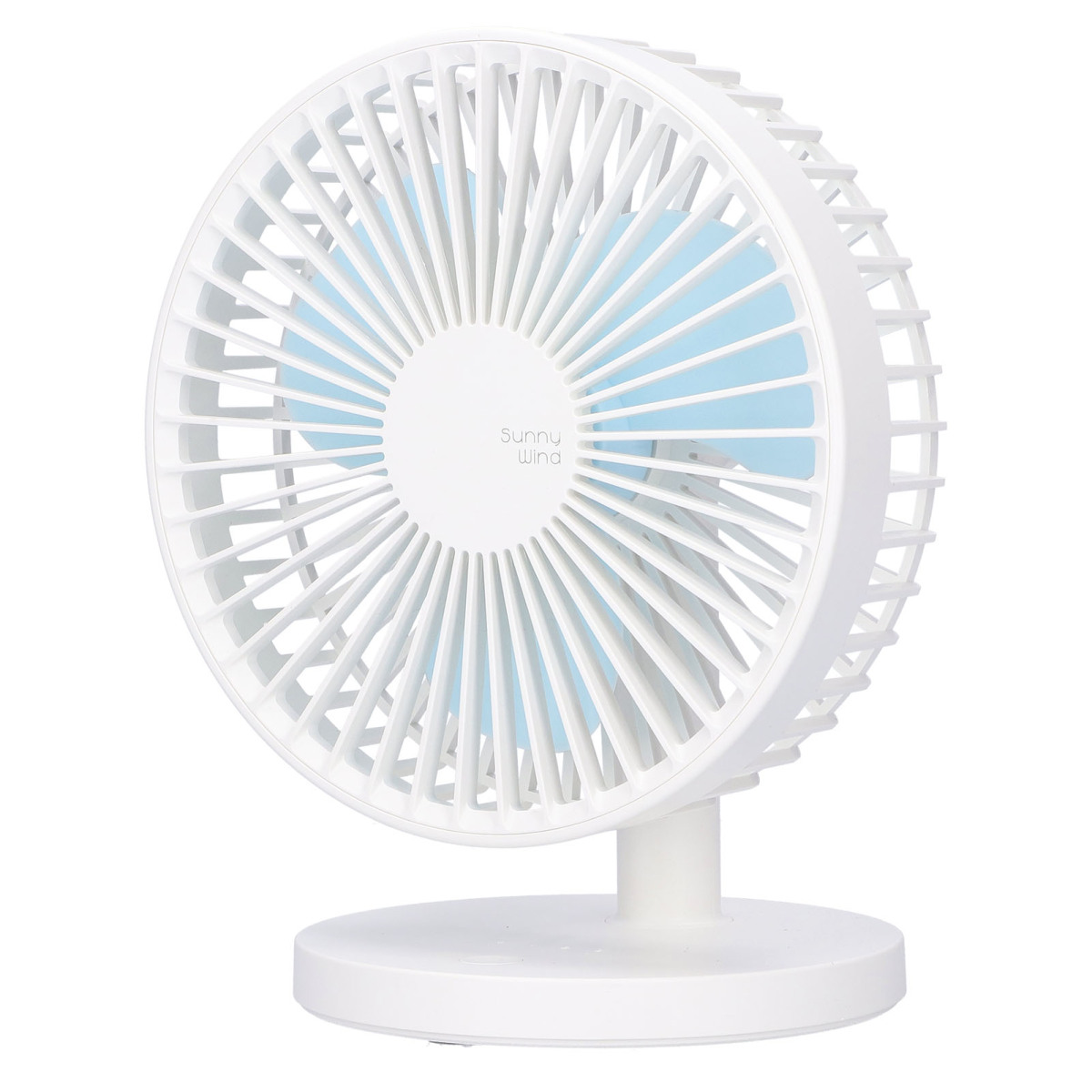 Kleiner weißer Tischventilator mit hellblauen Rotorblättern.
