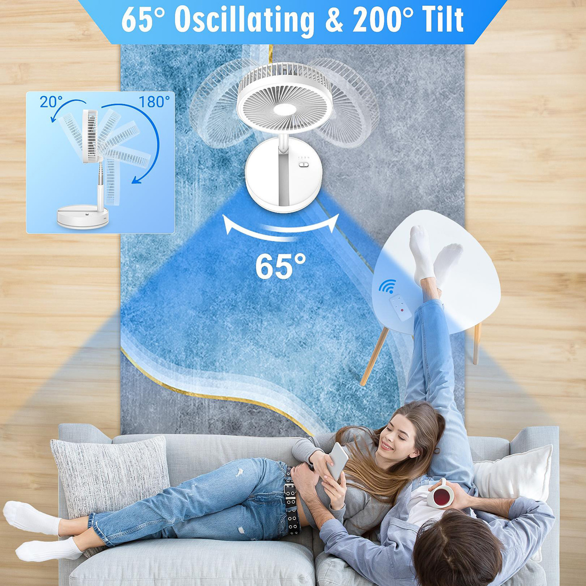 Ein weißer Tischventilator mit oszillierender Funktion steht auf einem blau-grauen Teppich vor einem Sofa.