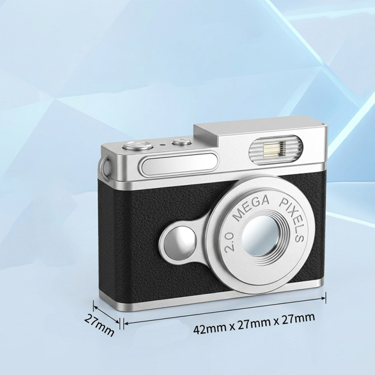 Eine kleine schwarz-silberne Retro-Kamera auf blauem Grund, 2.0 Mega Pixels, mit den Maßen 42mm x 27mm.