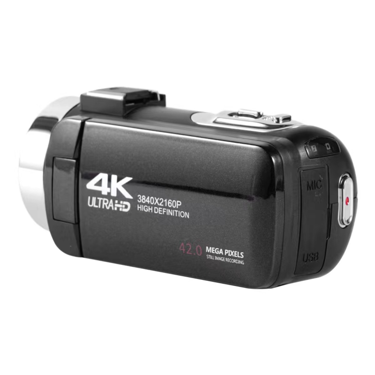 Eine schwarze 4K Ultra HD Digitalkamera mit silbernem Objektiv und Aufschrift vor weißem Hintergrund.