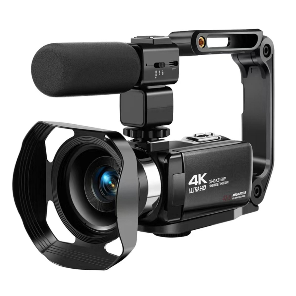Eine schwarze 4K-Videokamera mit Gegenlichtblende, Richtmikrofon und Tragegriff auf weißem Hintergrund.