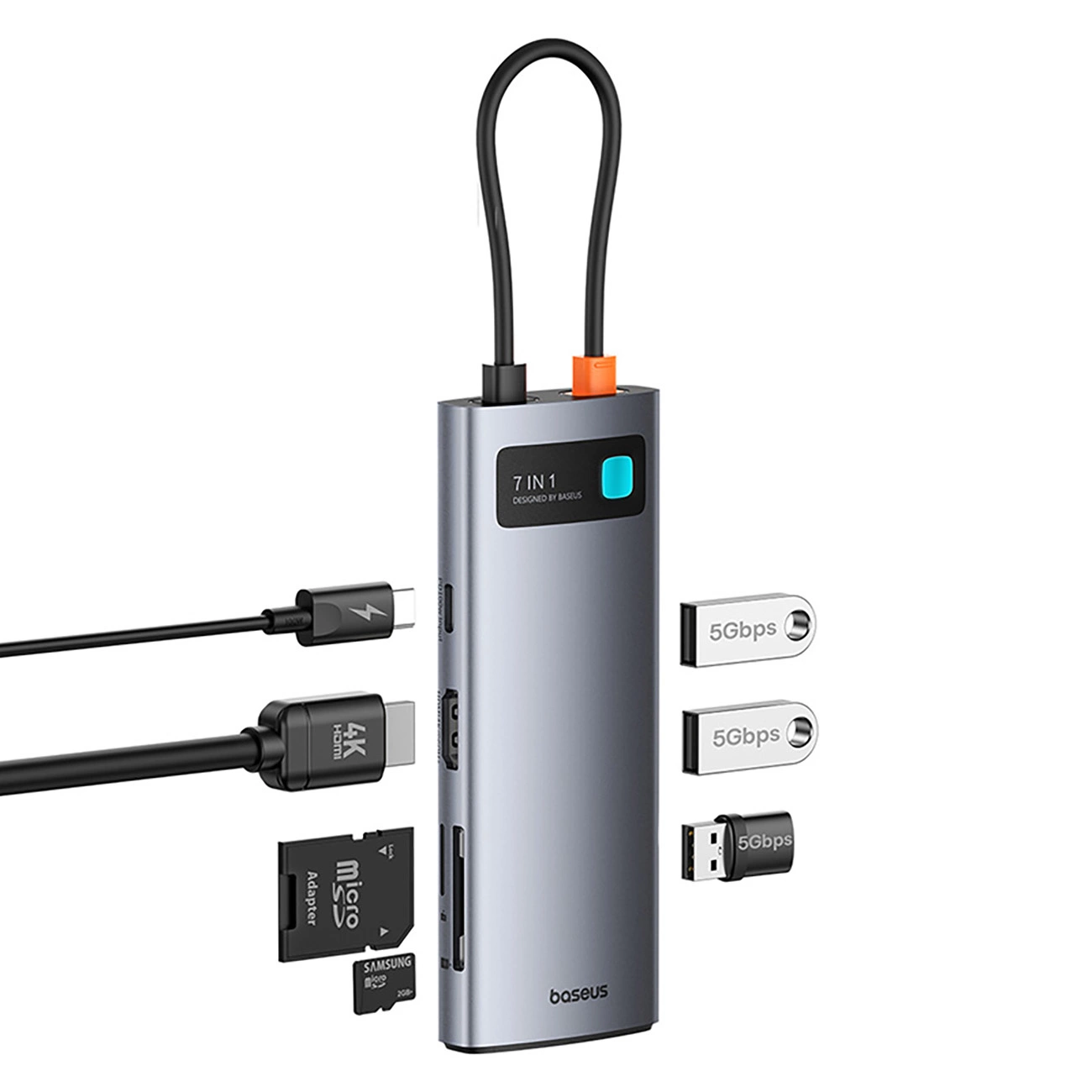 Un hub USB-C grigio 7 in 1 con cavi e schede di memoria collegati su uno sfondo bianco.