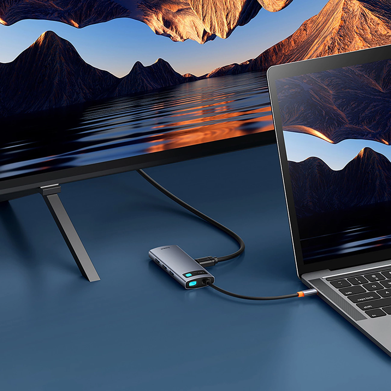 Un computer portatile è collegato a un hub USB-C collegato a un monitor.