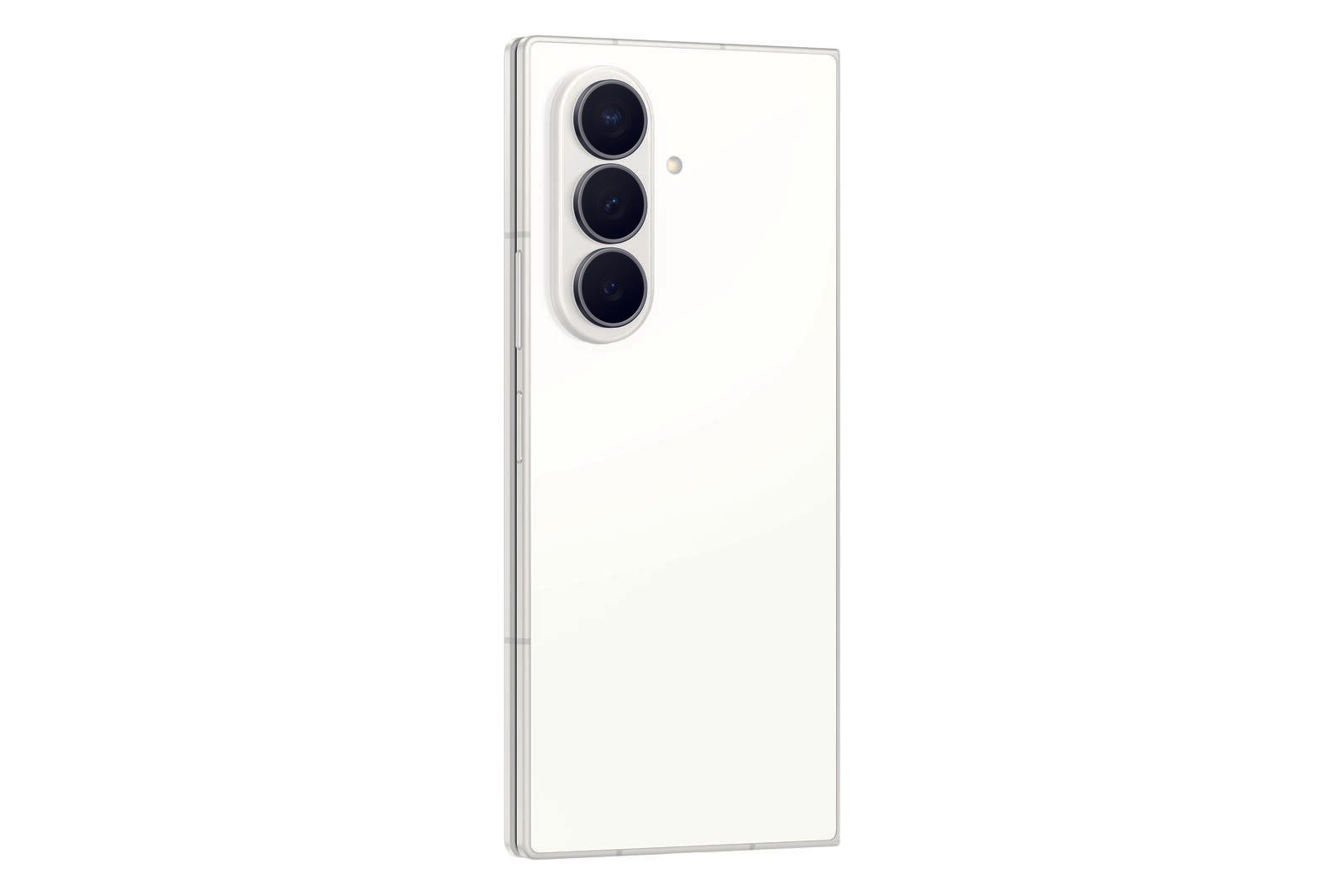 Parte trasera de un smartphone blanco con tres cámaras verticales y flash sobre fondo liso.