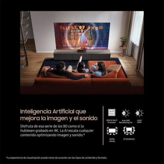Una famiglia siede su un divano arancione guardando la TV in un soggiorno moderno, con testo in basso.