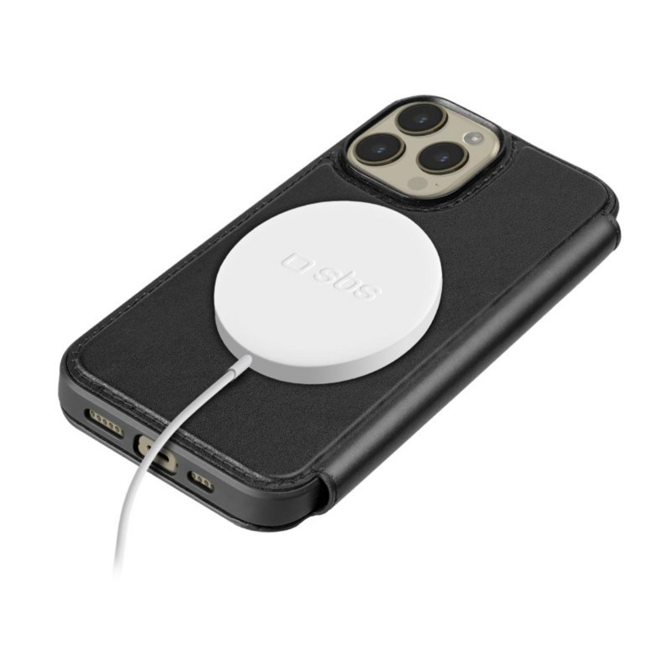 Uno smartphone nero in custodía con un caricabatterie MagSafe bianco sul retro.