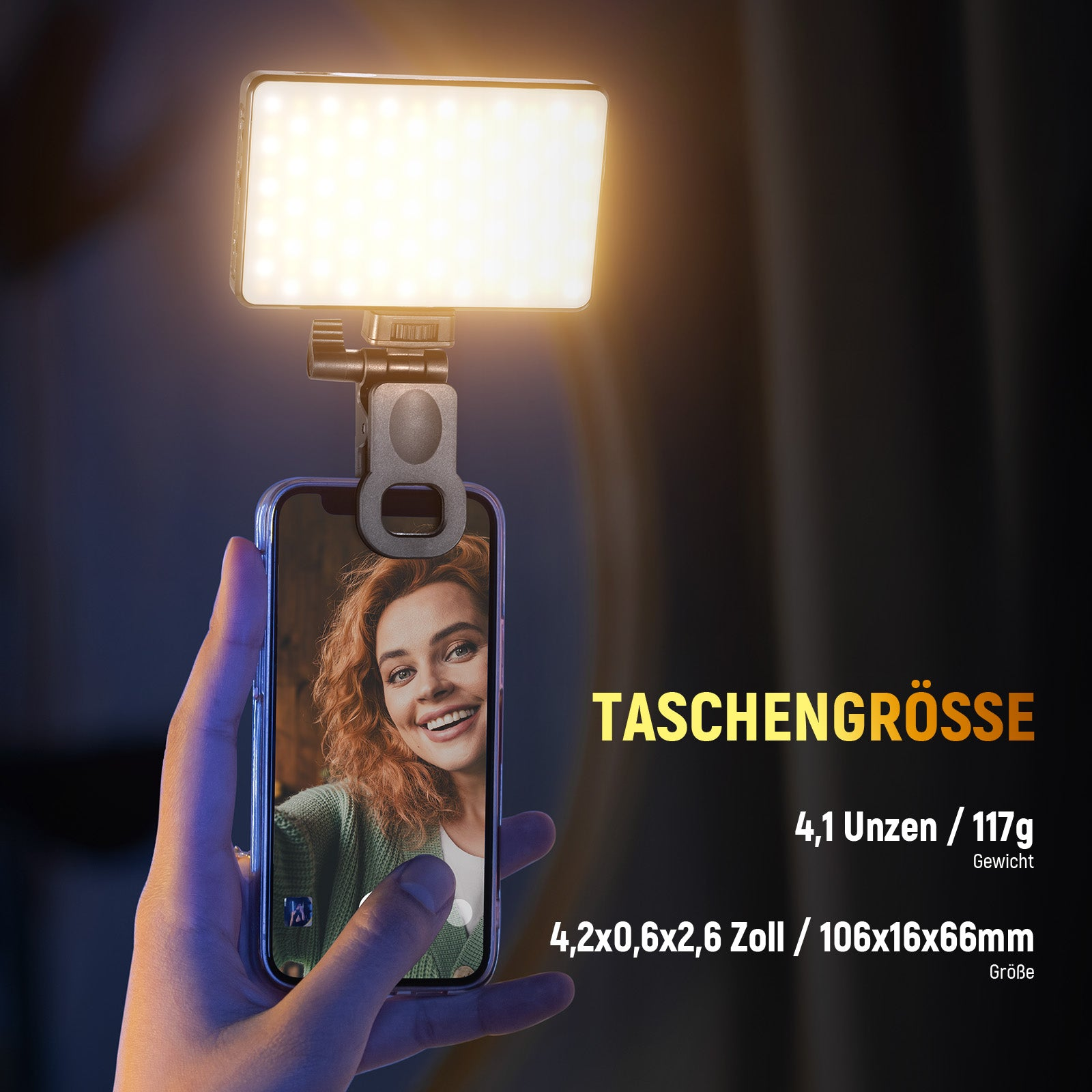 Ein Smartphone mit angeclippter LED-Leuchte in einer Hand, daneben Text über Taschengröße, Gewicht und Maße.