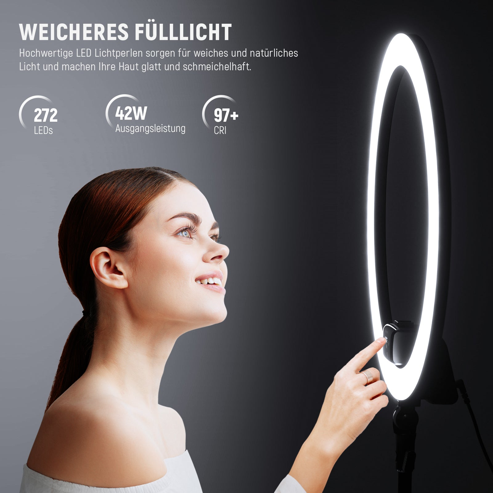 Eine Frau in weißem Top drückt den Schalter eines großen, beleuchteten LED-Ringlichts.