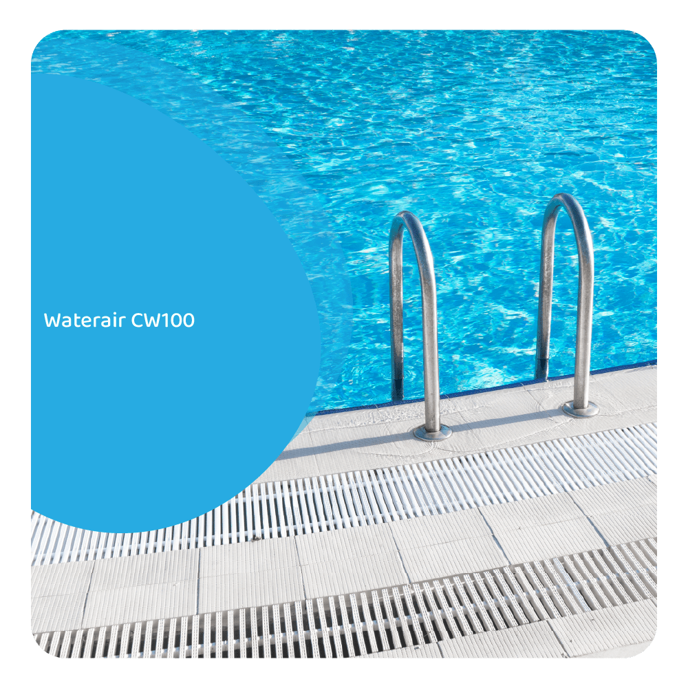 Ein blauer Pool mit Edelstahl-Leiter und weißem Gitterrand. Text lautet Waterair CW100.