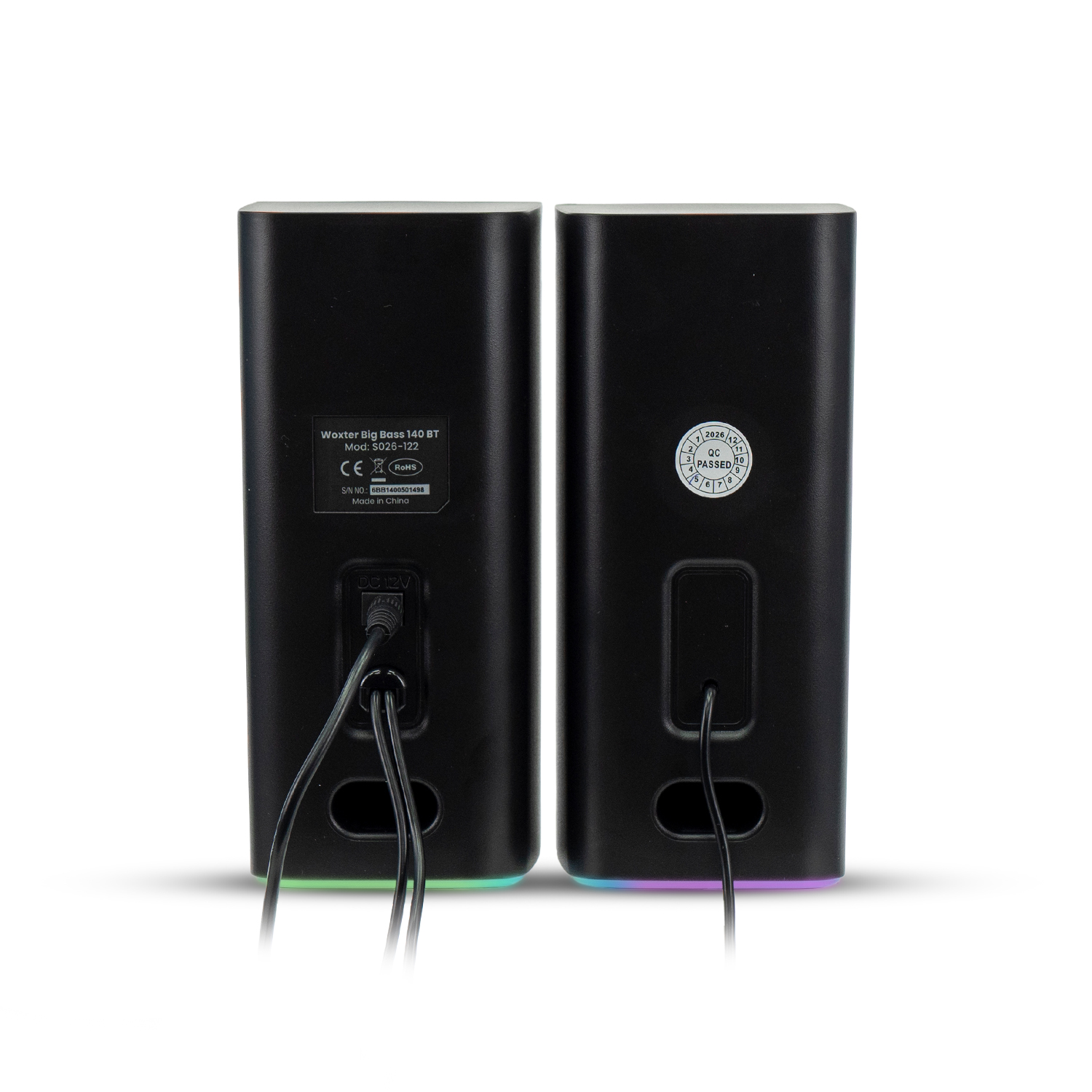 Vista trasera de dos altavoces negros Woxter Big Bass 140 BT con cables conectados.